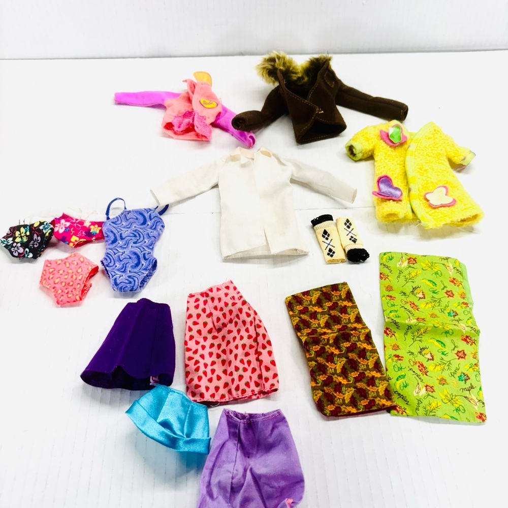 Large Mixed Vintage LOT of 90’s Barbie Dolls, Case, Clothes & Shoes 208 Pcs - Picture 14 of 16